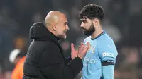 Pelatih Manchester City, Pep Guardiola, meluapkan kekecewaan kepada Josko Gvardiol, saat timnya ditahan imbang Brentford dalam laga pekan ke-21 Premier League 2024/2025 yang digelar di Gtech Community Stadium, Rabu (15/1/2025). (AP Photo/Alastair Grant)