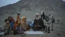 Para pengungsi Afghanistan duduk di sebuah kamp di dekat perbatasan Pakistan-Afghanistan, di Torkham, Afghanistan, Jumat, 3 November 2023. (AP Photo/Ebrahim Noroozi)