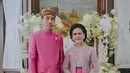 Melihat potret pasangan Pak Presiden Jokowi berdampingan dengan Ibu Iriana dalam baju adat Jawa bernuansa merah muda yang lembut. Pak Jokowi terlihat mengenakan beskap bak raja Jawa, lengkap dengan bros emasnya, kain batik sebagai bawahan, dan blangkon. Sedangkan Ibu Iriana tampil elegan dengan kebaya kutubaru bernuansa merah muda dan hijau yang lembut, dengan korset merah muda yang serasi dengan beskap Pak Presiden, dan kain batik yang serasi juga sebagai rok. [Foto: Instagram/doleytobing]