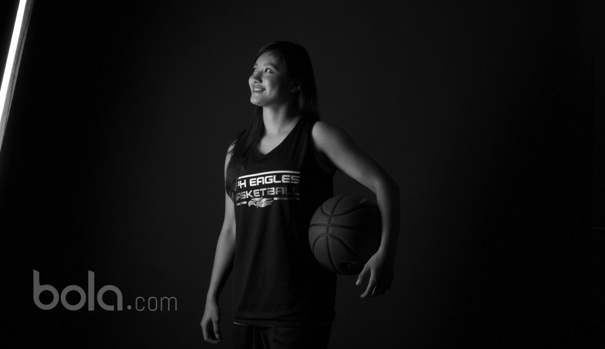 Prestasi Dewi Putri Sungging Sari pada ajang basket juga terbilang banyak yakni Juara Pertama Loop 3x3 dan Juara Pertama Kejurnas 2014, serta tampil pada ajang 3x3 World Championships.  (Bola.com/Nickas Hanoatubun)