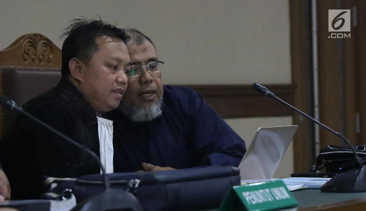 Mantan Hakim Mahkamah Konstitusi, Patrialis Akbar (kanan) saat sidang permohonan PK ke Mahkamah Agung di Pengadilan Negeri Jakarta Pusat, Kamis (8/11). Sidang beragenda pengajuan bukti baru yang diajukan pemohon. (Liputan6.com/Helmi Fithriansyah)