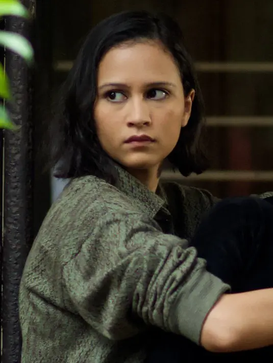 Lutesha juga ikut ambil peran dalam film yang sempat populer karena memenangkan banyak penghargaan. Di film Penyalin Cahaya, Ute berperan sebagai Farah, mahasiswi di kampus yang sama tempat Sur (Shenina Cinnamon) berkuliah dan Amin (Chicco Kurniawan) bekerja sebagai pegawai kios fotokopi. (Instagram/@lutesha)