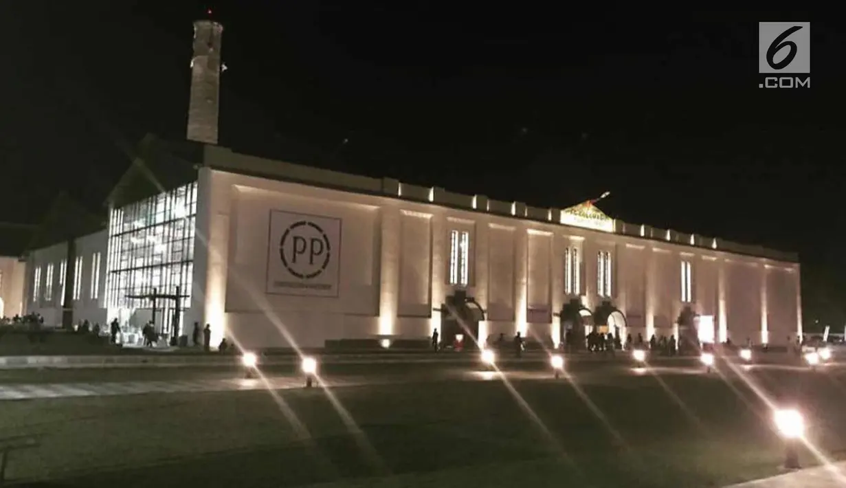Suasana di luar De Tjolomadoe di Karanganyar, Jawa Tengah. Sebagai peresmian De Tjolomadoe, diselenggarakan konser artis bertaraf nasional dan internasional.Dengan bintang tamu, yaitu David Foster dan Anggun C Sasmi. (Liputan6.com/Pool/BUMN)