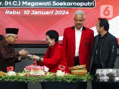 Wakil Presiden Republik Indonesia (Wapres RI) Ma'ruf Amin (ketiga kiri) menerima potongan tumpeng dari Ketua Umum Partai Demokrasi Indonesai Perjuangan (PDIP) Megawati Soekarnoputri pada acara peringatan Hari Ulang Tahun ke-51 PDIP di Sekolah Partai, Lenteng Agung, Jakarta Selatan, Rabu (10/1/2024). (Liputan6.com/Herman Zakharia)