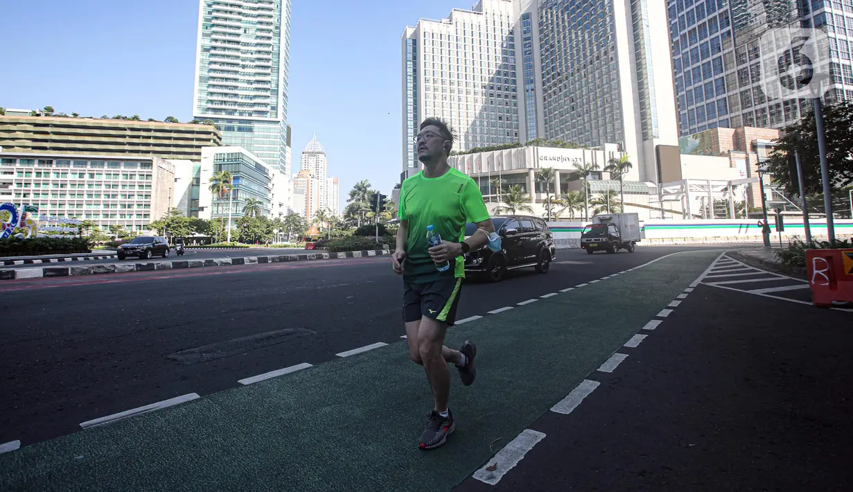 Warga berolahraga di kawasan Bundaran HI, Jakarta, Minggu (10/7/2022). Pemprov DKI Jakarta meniadakan hari bebas kendaraan bermotor (HBKB) atau car free day (CFD) pada 10 Juli karena bertepatan dengan Hari Raya Idul Adha 1443 H. (Liputan6.com/Faizal Fanani)