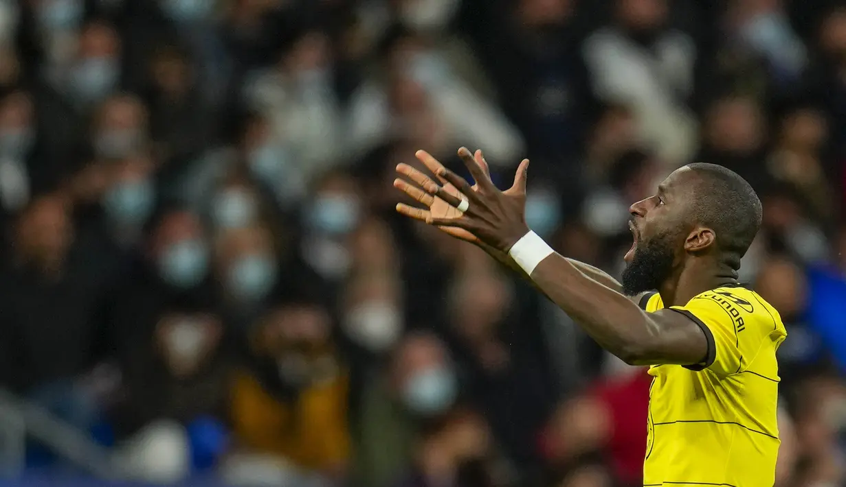 Rudiger tampil solid di lini belakang Chelsea. Bek asal Jerman itu juga mencetak gol kedua Chelsea dan membuat semifinal ada di depan mata.
Rudiger mampu meredam aksi Benzema dan Valverde pada hampir sepanjang waktu normal. (AP/Manu Fernandez)