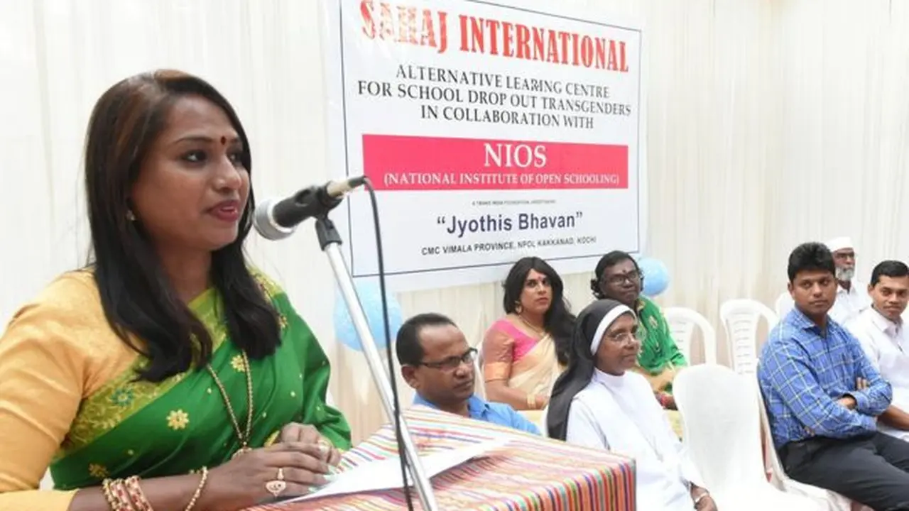 Aktivis Kalki Subrahmaniam dalam peresmian Sekolah Sahaj, tempat pendidikan pertama untuk transgender di India. (Kontributor BBC)