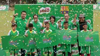 Selebrasi lima pemenang MILO Road To Barcelona yang akan mendapatkan kesempatan berlatih pada FCB Escola di International School Clubs of Indonesia, Cirendeu, (15/7/2017). (Bola.com/Nicklas Hanoatubun)