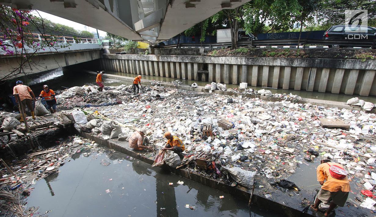 Petugas PPSU mengangkut sampah yang menumpuk di Kali Cideng, Jakarta Pusat, Senin (11/9). Sempat tertata rapi dan bersih, sampah plastik dan rumah tangga di Kali Cideng kembali menumpuk hingga menghambat laju air. (Liputan6.com/Immanuel Antonius)