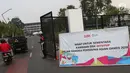 Petugas keamanan mengawasi kendaraan yang masuk melalui Pintu Masuk 10 Kawasan Gelora Bung Karno, Jakarta, Jumat (20/7). Untuk memperlancar proses persiapan Asian Games 2018, kawasan GBK kembali ditutup untuk umum. (Liputan6.com/Helmi Fithriansyah)
