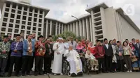 Pemimpin Takhta Suci Vatikan Paus Fransiskus (tengah depan) berfoto bersama dengan Imam Besar Masjid Istiqlal Nasaruddin Umar dan tamu undangan lainnya di Masjid Istiqlal, Jakarta, Kamis (5/9/2024). (Liputan6.com/Herman Zakharia)