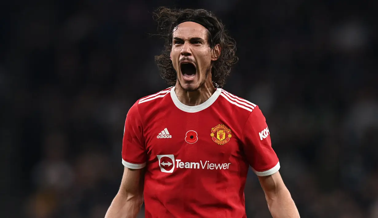 Penyerang lain yang mencatat nilai rapor yang bagus adalah Edinson Cavani. Pemain asal Uruguay tersebut sukses memanfaatkan kesempatan bermain untuk membuktikan sebagai seorang finisher level top dengan menyumbangkan satu gol. Cavani layak mendapatkan nilai 8. (AFP/Glyn Kirk)
