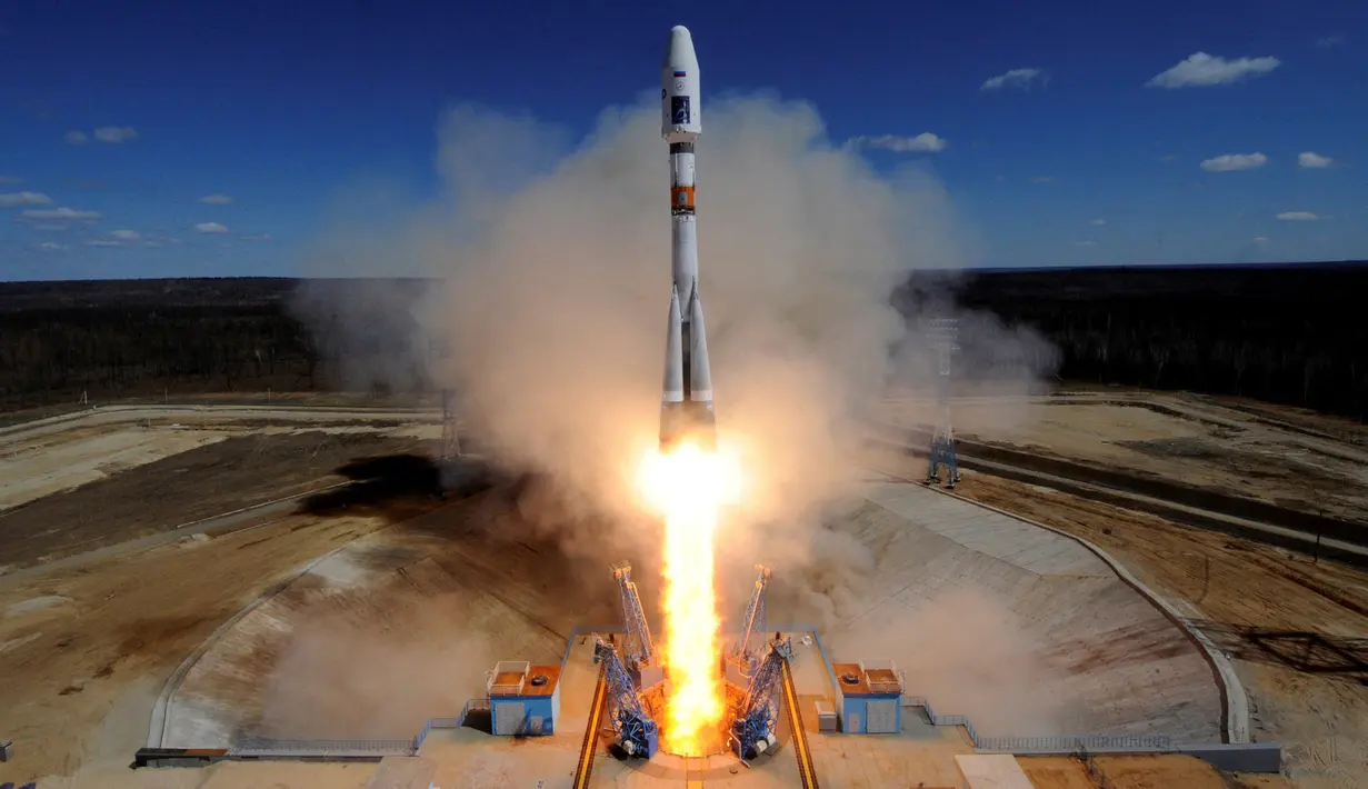 Roket Soyuz 2.1a meluncur dari Kosmodrom Vostochny dalam misi membawa satelit Lomonosov, Aist-2D, dan Samsat-218 di Uglegorsk, Blagoveshchensk, Rusia (28/4). (REUTERS/ Kirill Kudryavtsev)