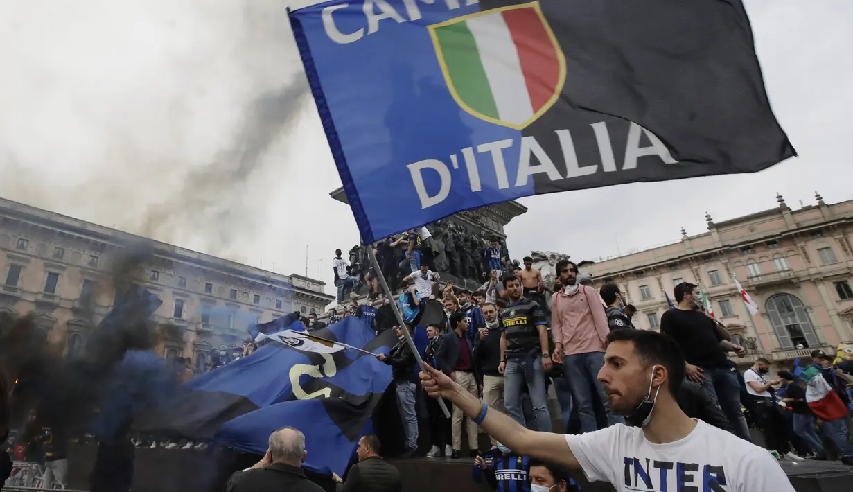 Suporter Inter Milan merayakan dan meneriakkan slogan-slogan di alun-alun Piazza Duomo di depan katedral gotik di Milan, Italia (2/5/2021). Presiden Inter Milan Steven Zhang tercatat sebagai Presiden non-Italia pertama yang berhasil memenangkan Scudetto Serie A Liga Italia. (AP Photo/Luca Bruno)