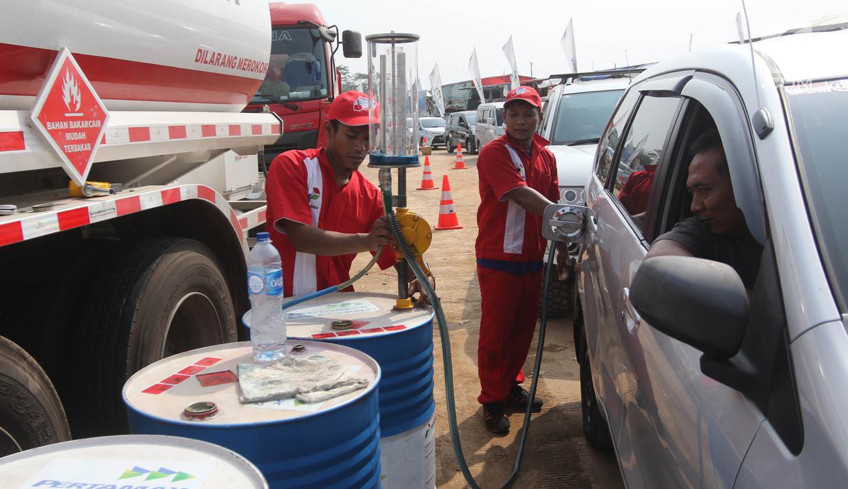 Petugas melakukan pengisian BBM untuk kendaraan pemudik di Rest Area KM 344 Tol Fungsional Pemalang-Batang, Jawa Tengah, Senin (11/6). Kios BBM menyedikan jenis Pertamax dan Dexlite kemasan satu dan 10 liter. (Liputan6.com/Arya Manggala)