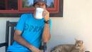 Minum kopi di pagi hari bersama dengan kucing kesayangan seperti pose Jason Mraz ini oke juga, ya. (instagram/jason_mraz)