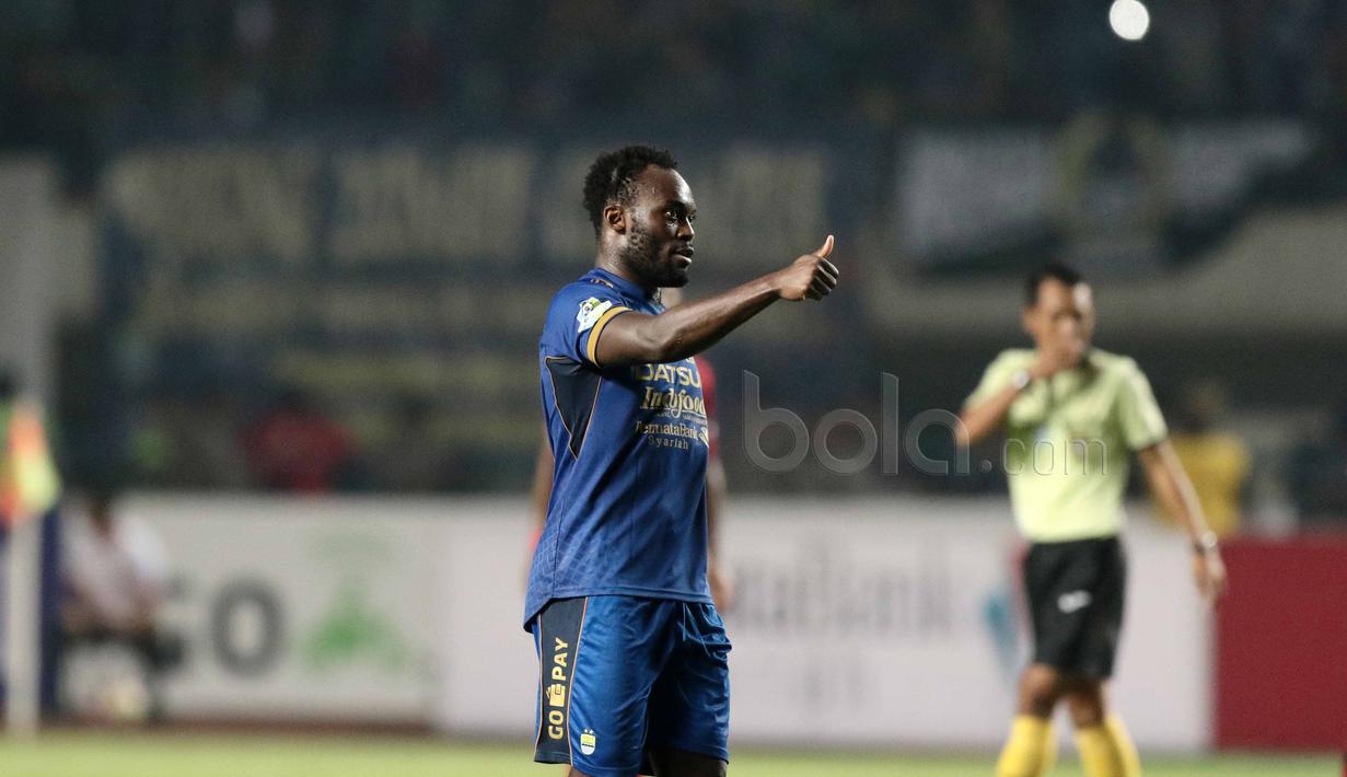 Michael Essien mengangkat jempol kepada rekannya usai mencetak gol saat melawan Persipura pada lanjutan Liga 1 2017 di Stadion GBLA, Bandung, Minggu (7/5/2017). Persib menang 1-0. (Bola.com/Nicklas Hanoatubun)