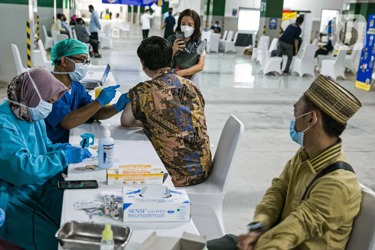 Pemuka dan Tokoh Agama Jalani Vaksinasi COVID-19
