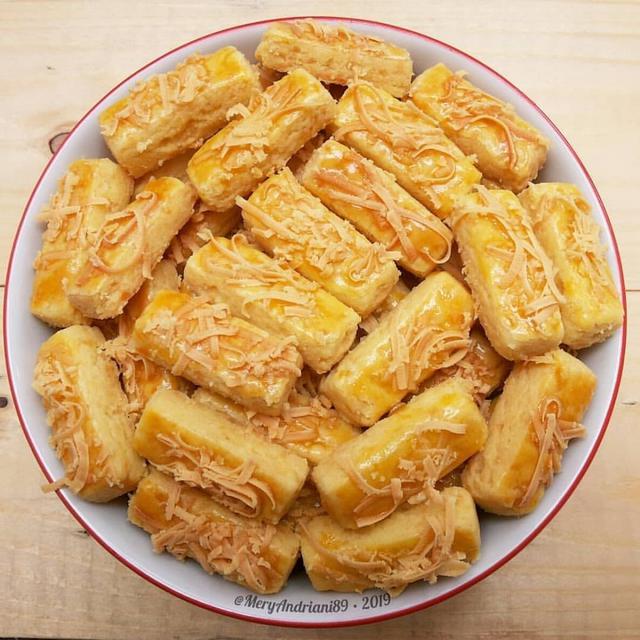 Sepiring kue kastangel keju renyah