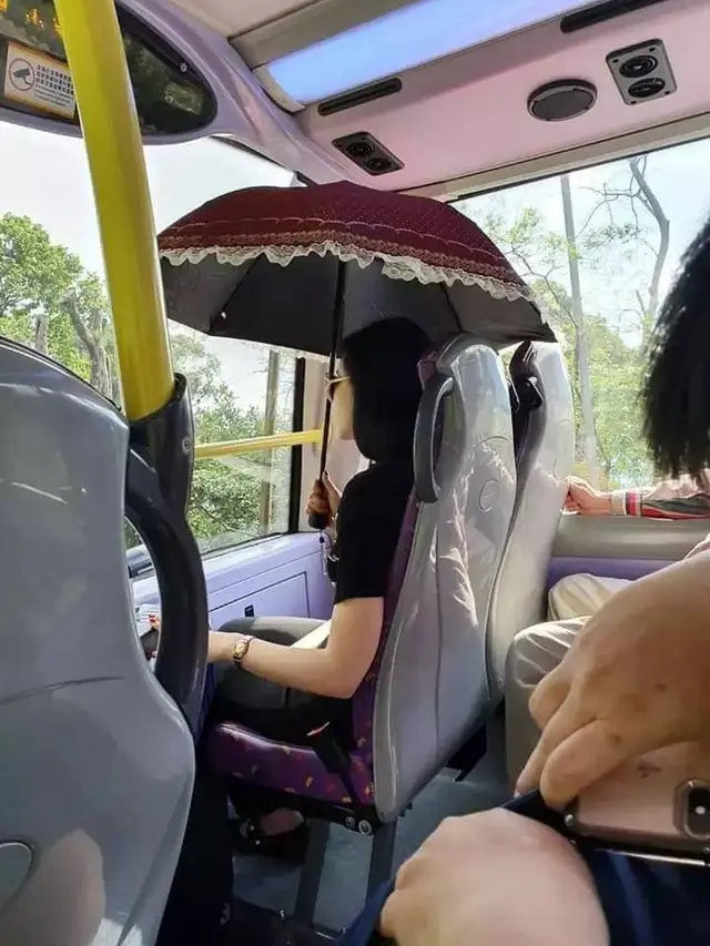 8 Potret Absurd Orang Pakai Payung di Musim Hujan Ini Kocak