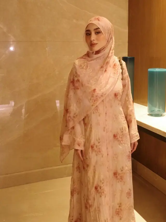 Margin  di Akikah Putri ke-3 Lesti Kejora tampil serba pink. [@marginw]