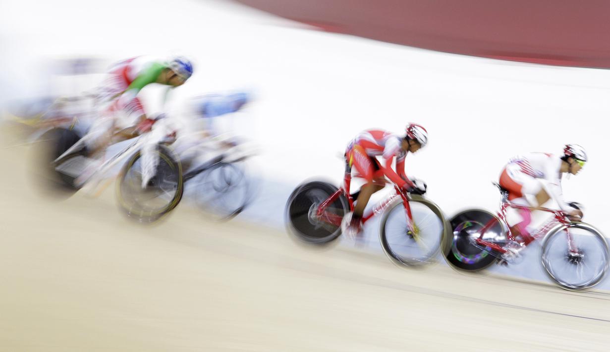 Pesepeda Indonesia, Angga Dwi Wahyu (merah), memacu kecepatan pada nomor scratch race junior putra saat Asian Track Championship 2019 di Jakarta International Veledrome, Jakarta, Kamis (10/1). Angga berhasil meraih emas. (Bola.com/Yoppy Renato)