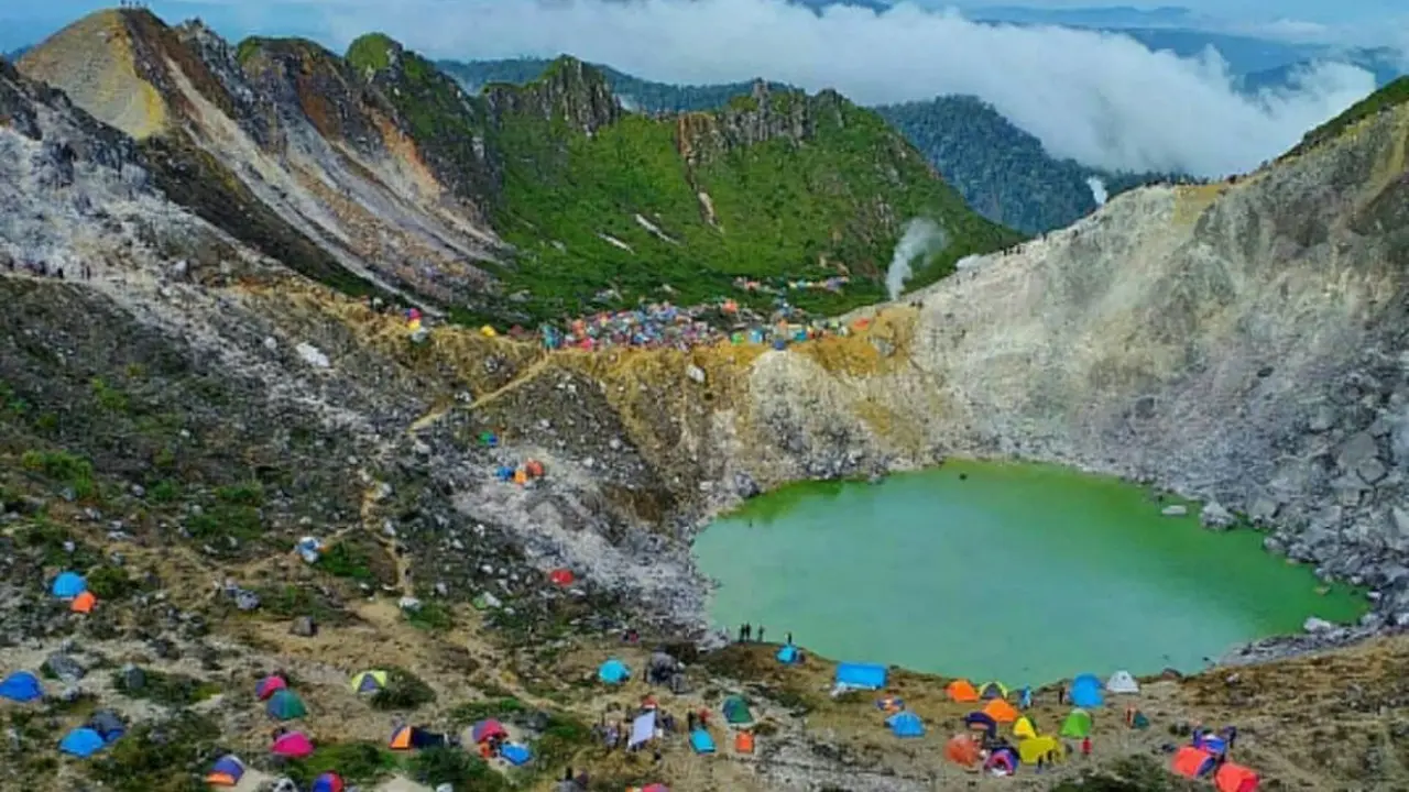 Para pendaki yang berkemah di dekat Gunung Sibayak.