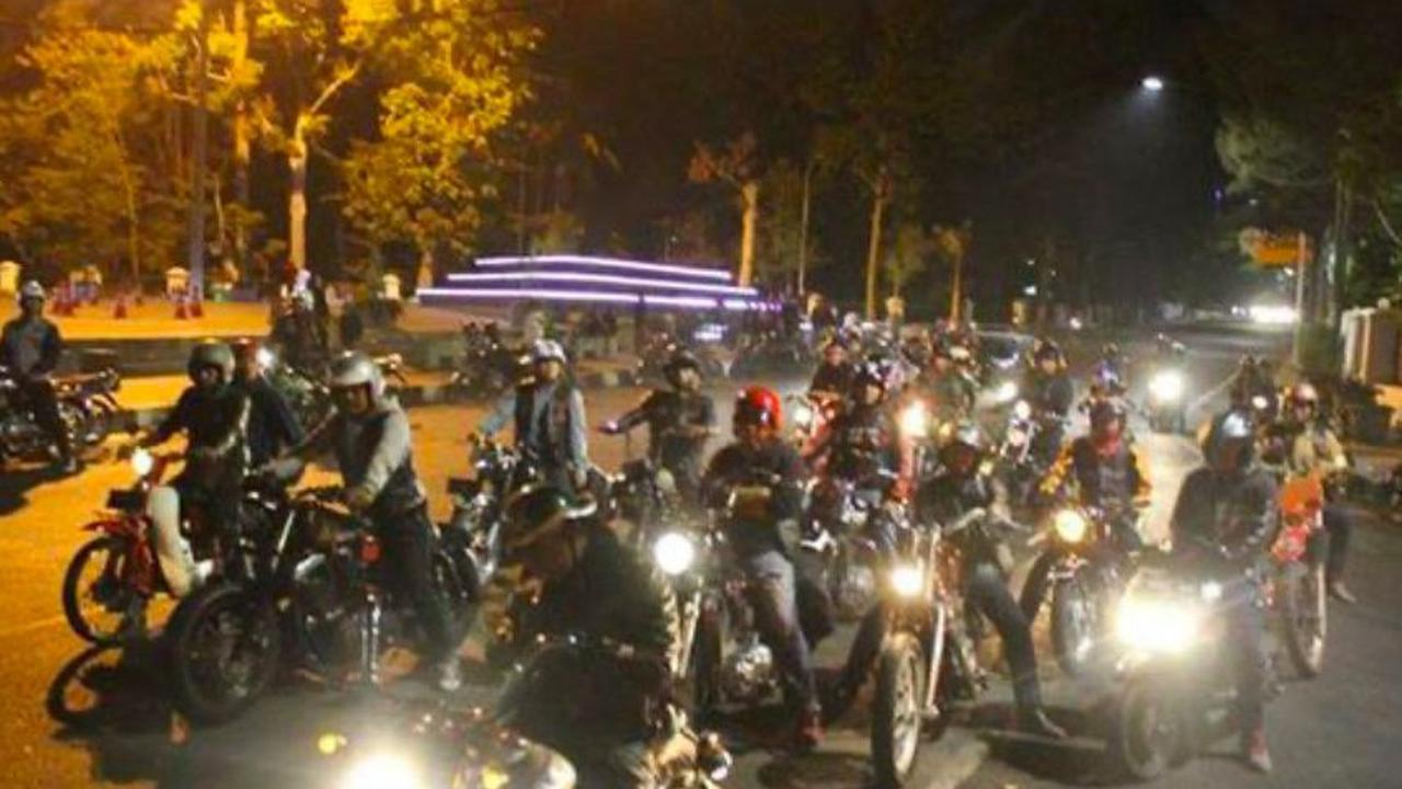 Selain lebih khusyuk, lanjut Ade Ary, takbiran di masjid bisa mencegah terjadinya konflik di jalan raya.&nbsp;