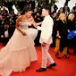 Priyanka Chopra dan Nick Jonas di karpet merah Cannes Film Festival 2019. (CHRISTOPHE SIMON / AFP)