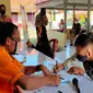 Penampakan penyaluran bantuan sosiala tunai di Majalengka yang dipantau langsung oleh Kementerian Sosial. Foto (Liputan6.com / Panji Prayitno)