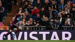 Penyerang Celta Vigo, Vigo Santi Mina berselebrasi usai mencetak gol ke gawang Real Madrid pada pertandingan lanjutan La Liga Spanyol di stadion Santiago Bernabeu di Madrid, Spanyol, Minggu, (16/2/2020). Madrid bermain imbang 2-2 atas Celta Vigo.  (AFP/Pierre-Philippe Marcou)