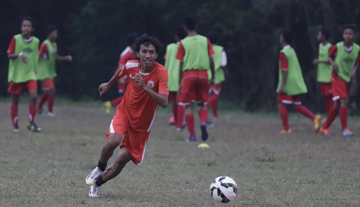 Pemain Persija, Amarzukih menggiring bola saat latihan perdana jelang Piala Jenderal Sudirman di Lapangan National Youth Training Center, Sawangan, Depok, Jumat (30/10/2015). (Bola.com/Vitalis Yogi Trisna)