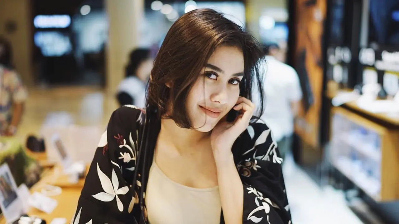 [Bintang] Super Gemesin, Begini Kecenya Syahnaz Sadiqah Pakai Dress Bermotif