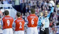 David Seaman yang pensiun pada Januari 2004 bersama Manchester City tercatat pernah mengawal gawang Arsenal selama 13 musim mulai 1990/1991 hingga 2002/2003. Bersama Timnas Inggris ia total mengoleksi 75 caps dan pernah satu kali menjabat kapten Three Lions saat menang 4-0 atas tamunya Moldova pada laga Grup 2 kualifikasi Piala Dunia 1998 (10/9/1997). (AFP/Gerry Penny)
