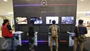 Pengunjung bermain game di wahana dunia petualangan intergalaksi 'Star Wars: The Force Awekens', Jakarta, (7/12). Acara ini diadakan dalam rangka menyambut film terbaru Star Wars serta mengisi Hari Natal dan Tahun Baru. (Liputan6.com/Immanuel Antonius)