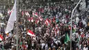 Peserta aksi massa Gerakan Nasional Kedaulatan Rakyat mengibarkan bendera Merah Putih saat melakukan unjuk rasa di depan Gedung Bawaslu, Jakarta, Selasa (21/5/2019). Mereka menolak hasil Pemilu 2019 yang dinilai banyak terdaopat kecurangan. (Liputan6.com/Helmi Fithriansyah)