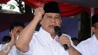 Ketua Umum Partai Gerindra, Prabowo Subianto saat melakukan orasi di depan warga kelurahan Pinang Ranti, Jakarta, Selasa (31/1). Kedatangan Prabowo untuk bertemu warga dan mengkampanyekan Cagub DKI Jakarta Anies-Sandi. (Liputan6.com/Helmi Fithriansyah)