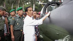 Presiden Jokowi meraba bodi sebuah helikopter di Pameran  Alutsista TNI AD, Jakarta, Rabu (17/12/2014). (LIputan6.com/Faizal Fanani)