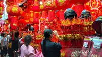 Menengok Kemeriahan Glodok Sambut Imlek, Pernak Pernik Merah Mulai Diborong Warga