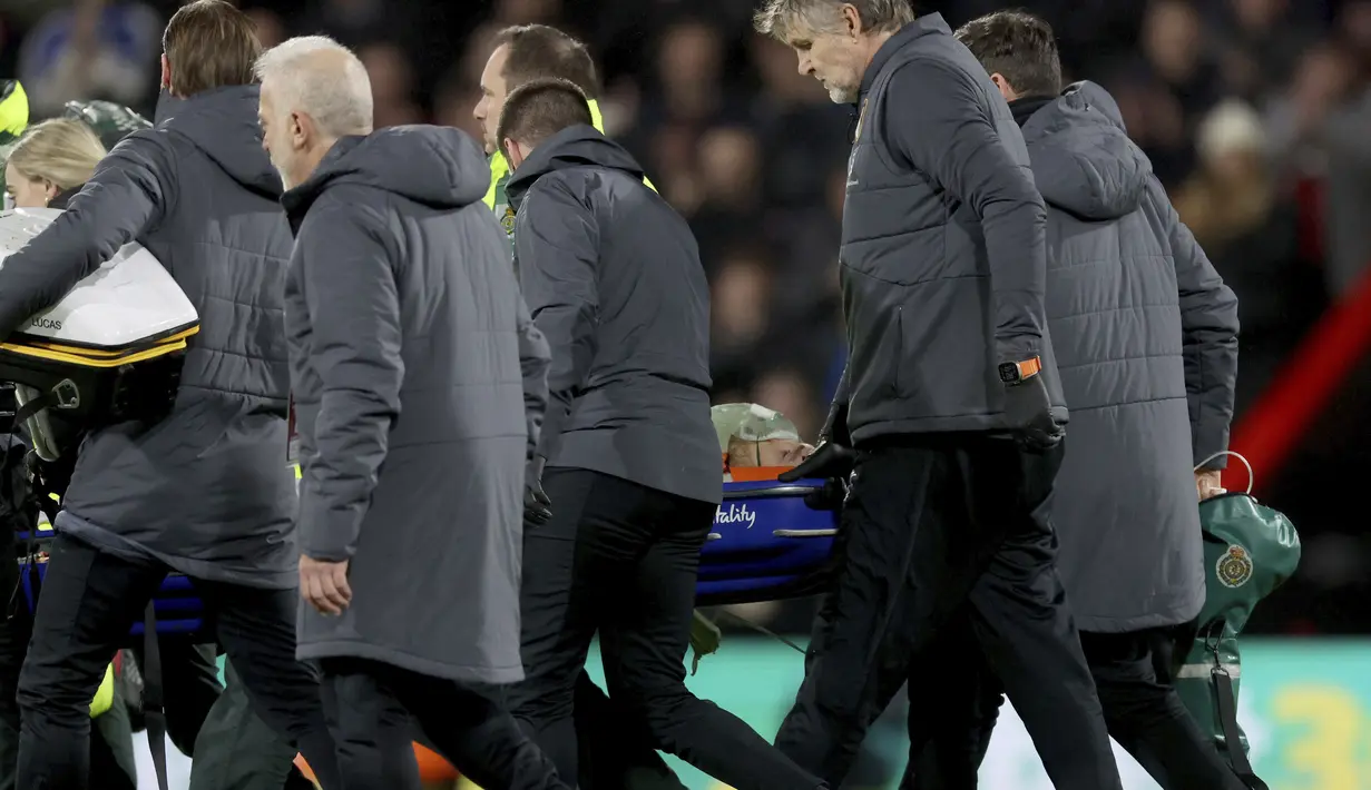 Tom Lockyer kemudian mendapat perawatan medis dan ditandu keluar stadion menuju ke rumah sakit terdekat. (Steven Paston/PA via AP)