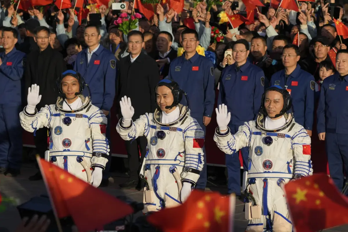 Trio astronot muda China: Jiang Xinlin, Tang Hongbo, dan Tang Shengjie.