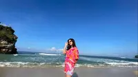 Happy Asmara di pantai. (Dok: Instagram Happy Asmara Liputan6.com dyah pamela)
