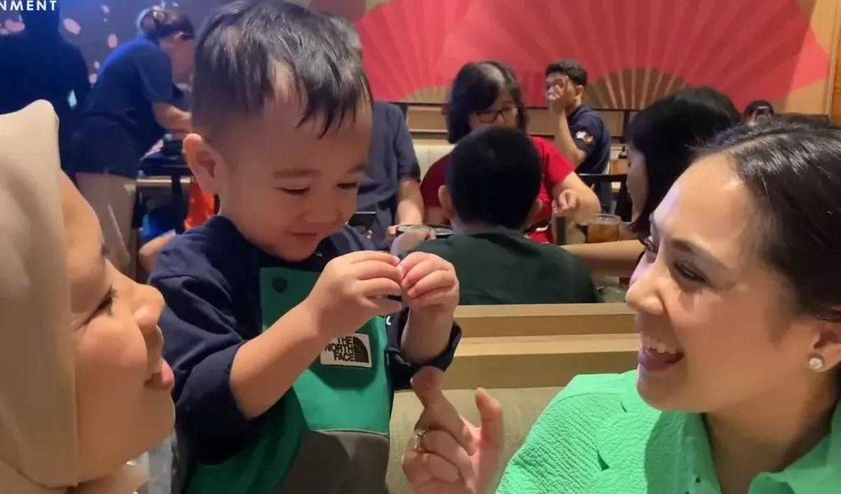 Salah satu yang membuat Nagita Slavina gemas yakni saat Rayyanza bilang 'I Love You' memakai simbol tangan. Awalnya, Nagita meminta dicium dipipi kepada Rayyanza.