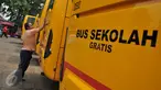 Pekerja membersihkan bus sekolah di Terminal Pasar Minggu, Jakarta, Senin (26/10). Gubernur DKI Basuki Tjahaja Purnama berencana menghapus keberadaan bus sekolah. Sebagai gantinya, pelajar akan digratiskan naik Transjakarta. (Liputan6.com/Gempur M Surya)
