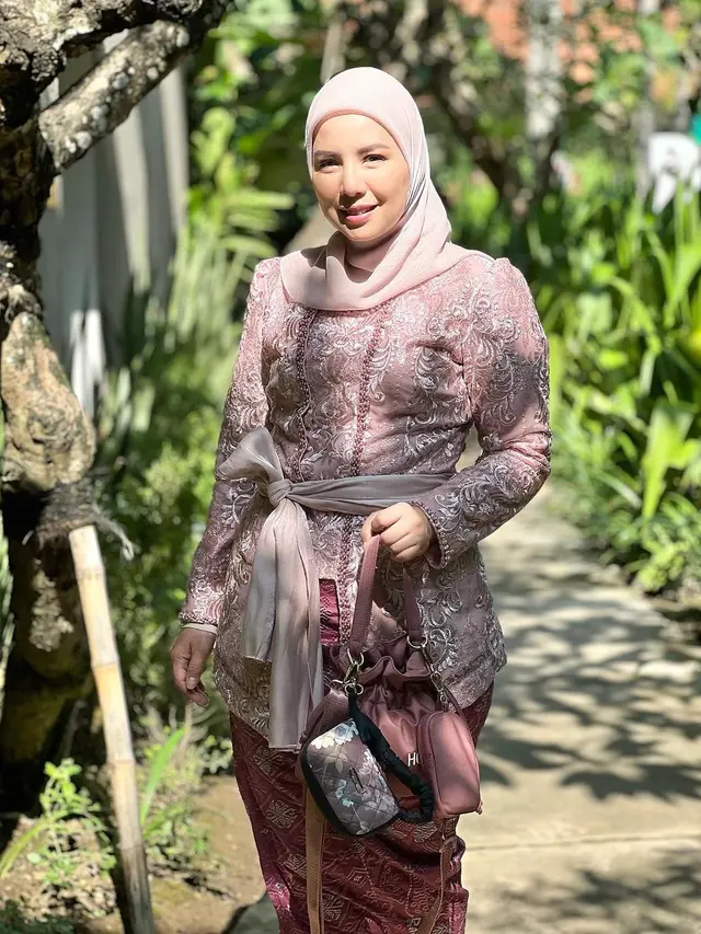 6 Adu Gaya Tya Ariestya, Cut Meyriska, hingga Eriska Rein Kembaran Pakai Kebaya Bali