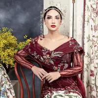 Dibantu oleh fashion stylist @doleytobing, Haico sukses memancarkan pesona anggun dan elegan dibalut busana adat Betawi Peranakan rancangan desainer @suryaabduh.  [Foto: Instagram/@mozawahyu]