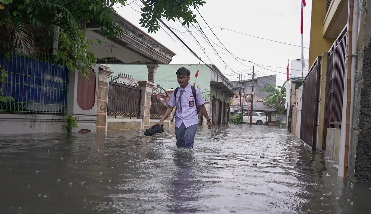 Tercatat, enam rukun tetangga (RT) dan satu ruas jalan di wilayah Jakarta Timur terendam banjir. (merdeka.com/Arie Basuki)