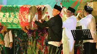 Gubernur DKI Jakarta, Djarot Saiful Hidayat bersama Kapolda Metro Jaya, Irjen Pol M. Iriawan dan Pangdam Jaya Mayjen Jaswandi memukul beduk dalam Festival Pukul Beduk dan Gema Takbir 2017 di Balai Kota, Jakarta, Sabtu (24/6). (Liputan6.com/Angga Yuniar)