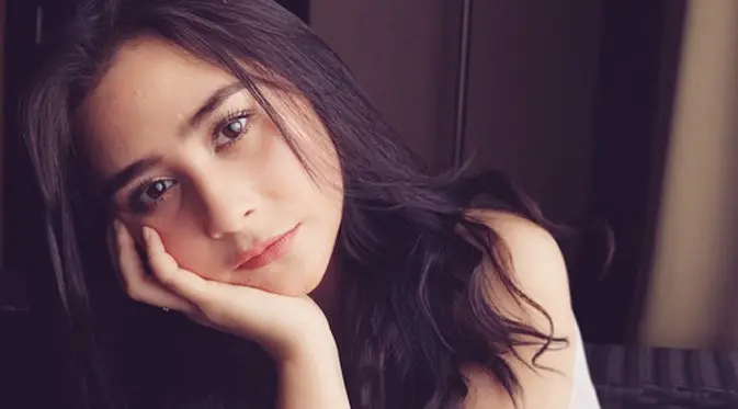 Artis cantik Prilly Latuconsina sering kali dikait-kaitkan menjalin hubungan dengan beberapa pria. Prilly pernah dikabarkan dekat dengan Aliando Syarief, Teuku Rasya hingga Maxime Bouttiere. (Instagram/prillylatuconsina96)