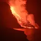 Lava dari gunung berapi mencapai laut di pulau Canary La Palma, Spanyol, Rabu (29/9/2021) dinihari. Lava merah panas dari gunung berapi Cumbre Vieja mencapai Samudra Atlantik, sembilan hari setelah mulai mengalir menuruni gunung. (AP Photo/Saul Santos)